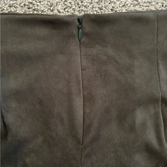 LE LIS Deep Olive Velvet Shorts - Picture 5 of 7